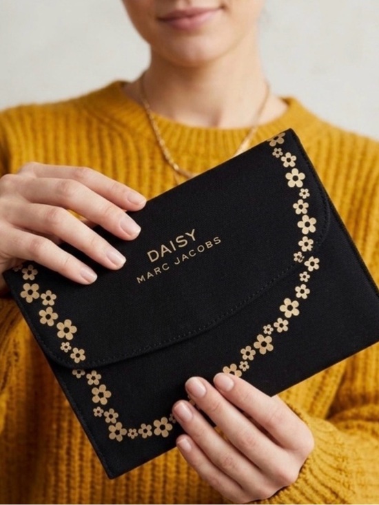 Marc Jacobs Handbags - 🆕 Marc Jacobs DAISY Clutch